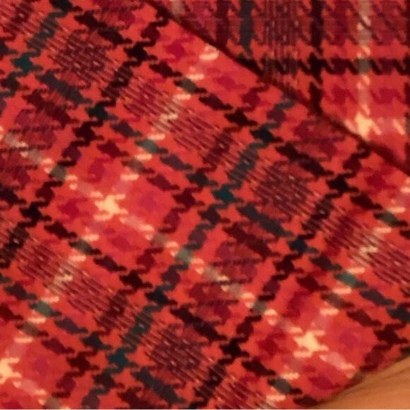 HOUNDSTOOTH PLAID 100% CASHMERE FRINGED SCARF MADE IN SCOTLAND
12” x 62” - Picture 5 of 5